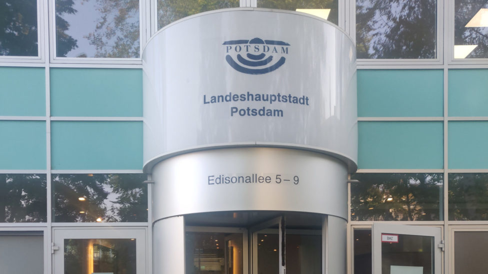 Eingang des LHP Verwaltungscampus Edisonallee